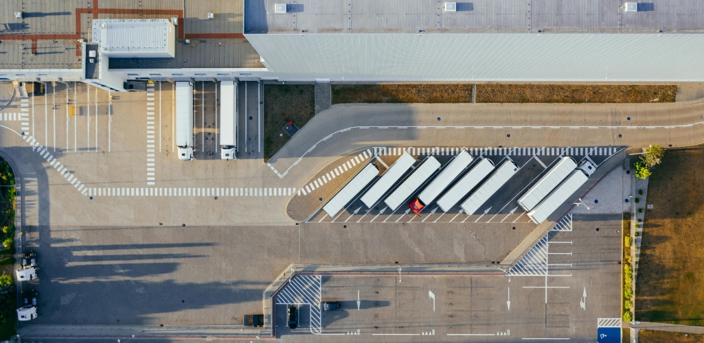 logistyka hala i ciężarówki