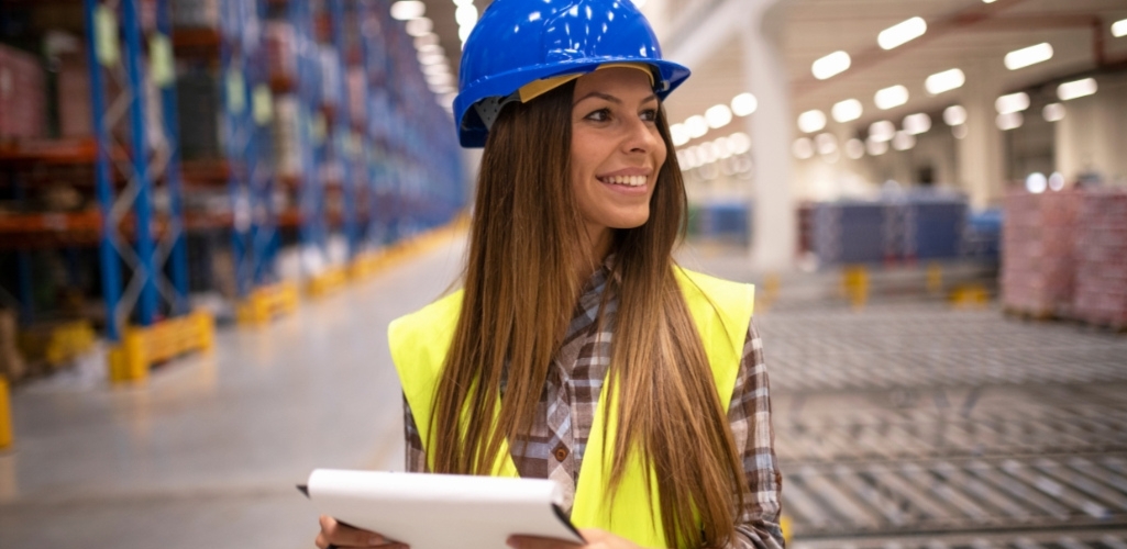 pracownica firmy logistycznej w magazynie