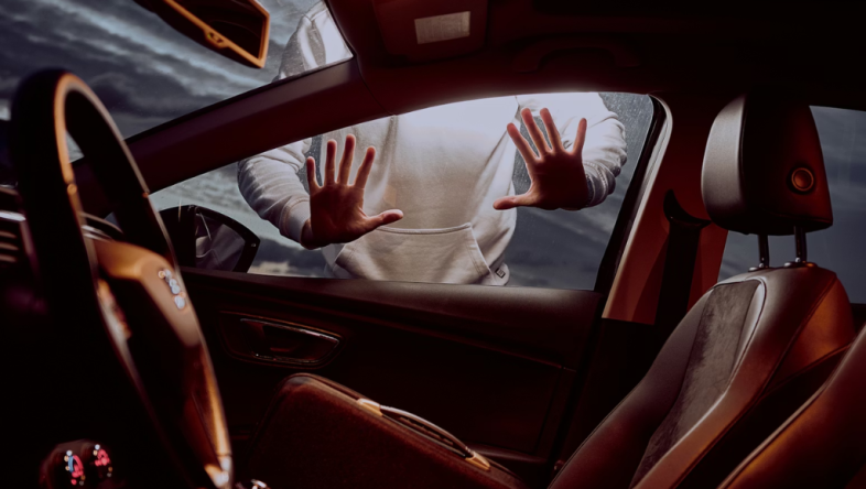 Kradzieże samochodów w okresie świątecznym. Dlaczego to najniebezpieczniejszy moment w roku i jak skutecznie zabezpieczyć auto?