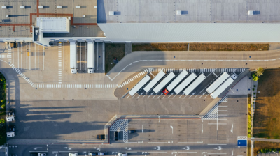Monitoring centrów logistycznych – jak nowoczesne CCTV chroni magazyny i łańcuch dostaw?