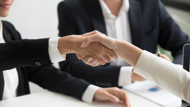 Outsourcing ochrony po wakacjach – kiedy warto przekazać bezpieczeństwo zewnętrznemu partnerowi?
