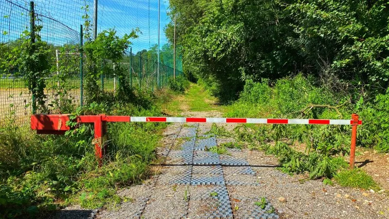 teren za ogrodzonym obiektem chronionym